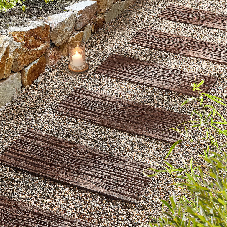 Recycling-stapstenen in een tuinpad