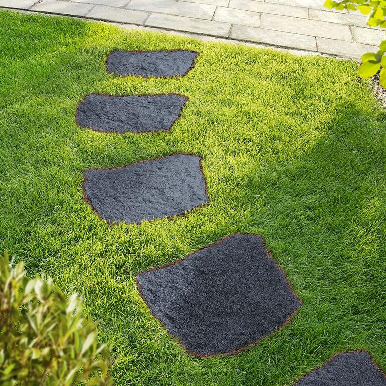 Recycling-stapstenen op groene gras
