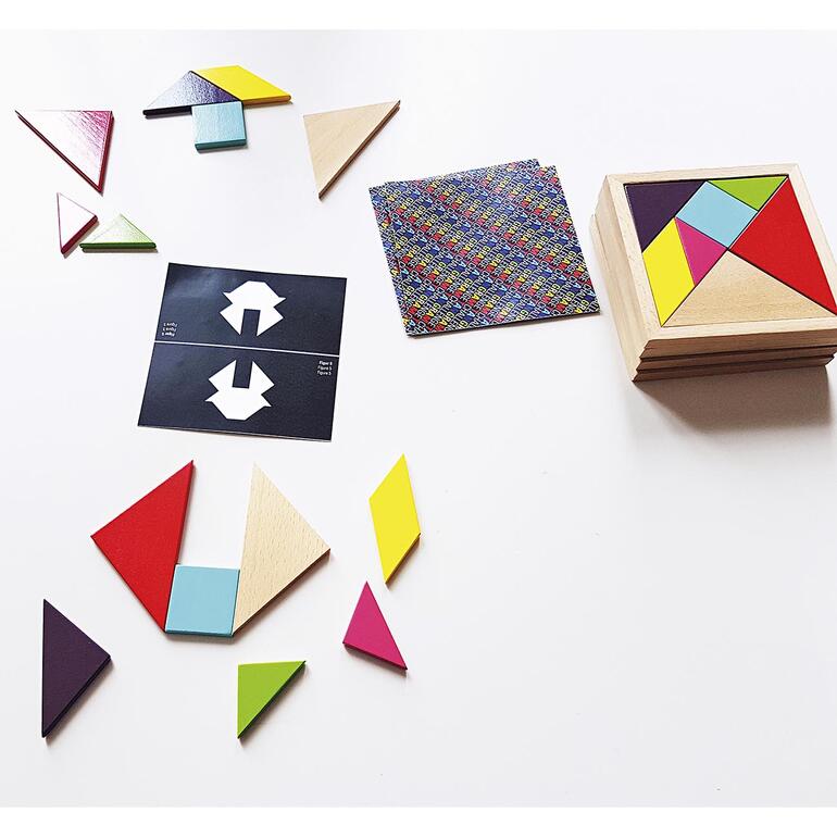 Tangram Challenge Tangram puzzelstukken liggen op een tafel met sjablonen.