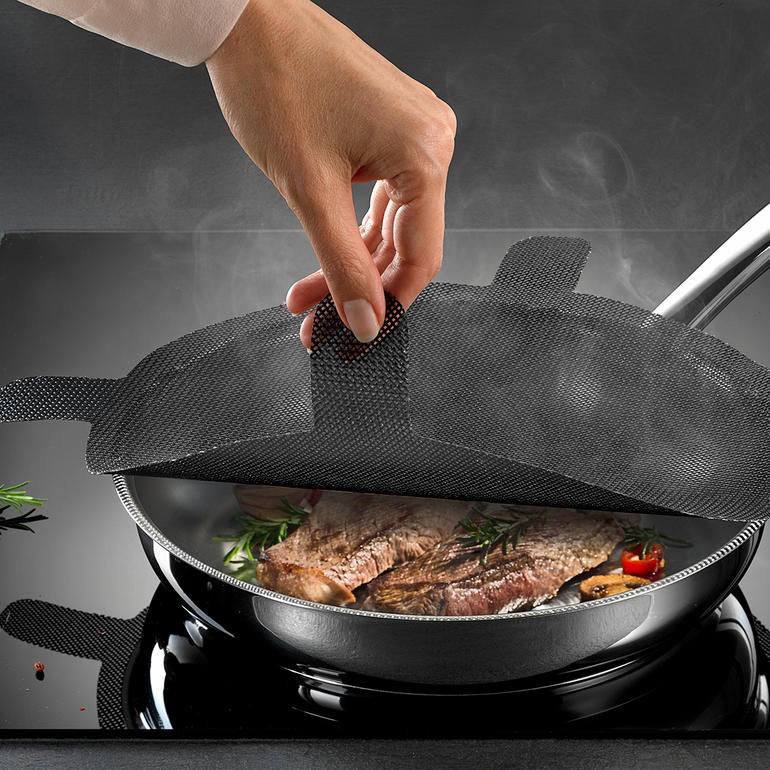 Hand tilt een NoStik® spatscherm boven een pan.