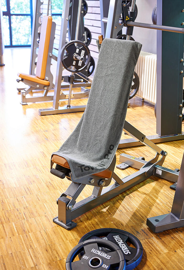 Magnetisch sporthanddoek op een trainingsbank in de sportschool