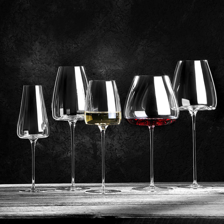 Set van twee elegante wijnglazen op een tafel.