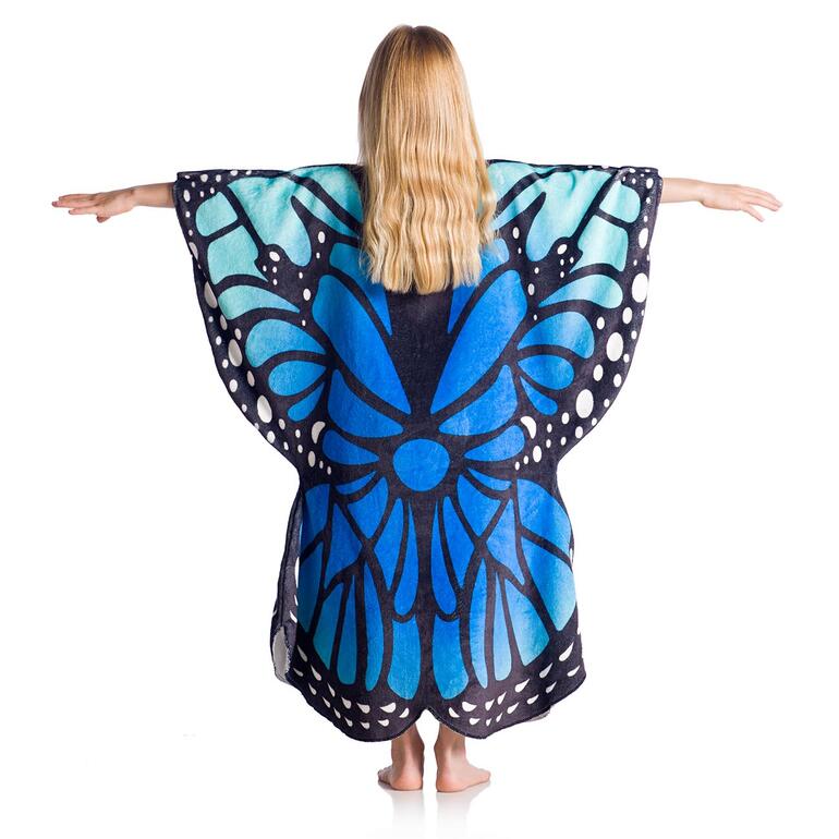 Poncho met vlinderprint Meisje in een slaapdeken met vlindersmotief, van achteren gezien.