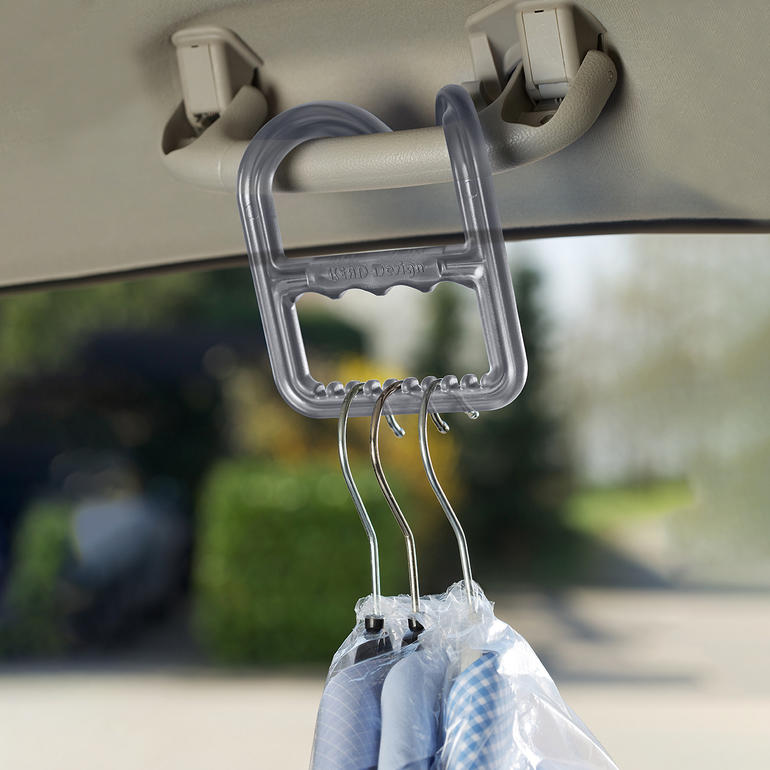 Kledingtransporthulp, ophangend in de auto, met drie kleerhangers.