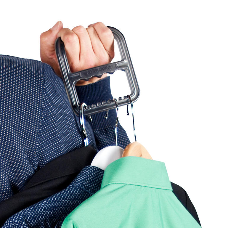 Met slechts 1 hand tot maximaal 9 kledinghangers gemakkelijk vervoeren. Hand met een hanger die meerdere kledingstukken op een kleerhanger draagt.