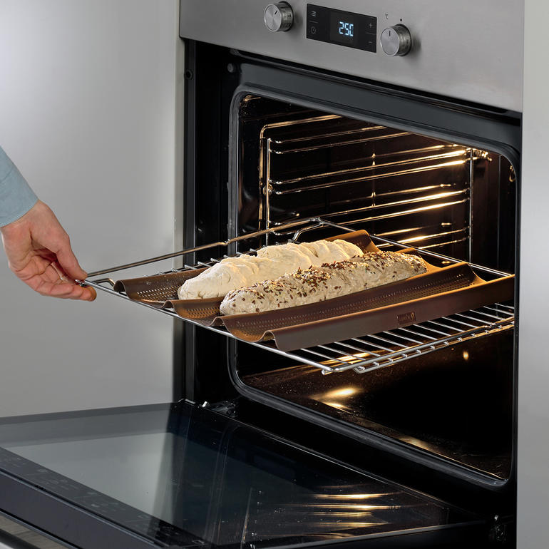 Silikom baguette bakmat wordt uit de oven gehaald.