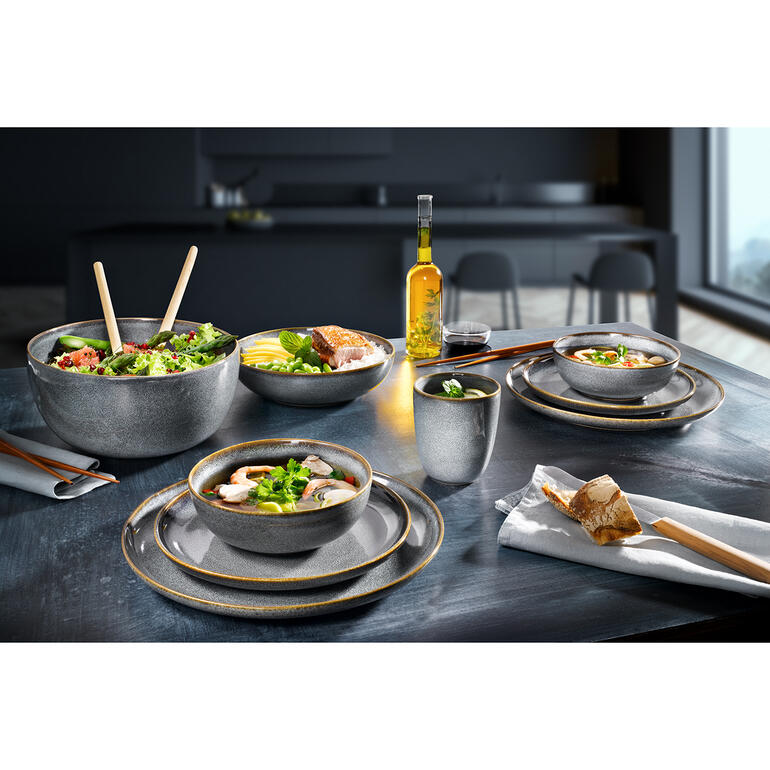 Serviesserie Saisons Tafelset met verschillende serviesstukken op een tafel