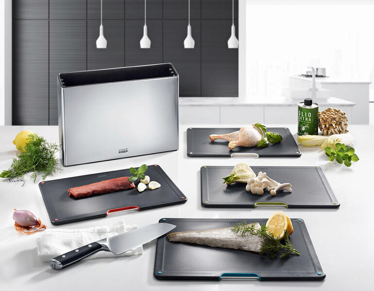 Compacte snijplank-organizer met vijf scherpe planken op een keukenblad