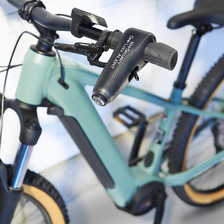 Twee-wiel wegvergrendeling bevestigd aan het stuur van een fiets.