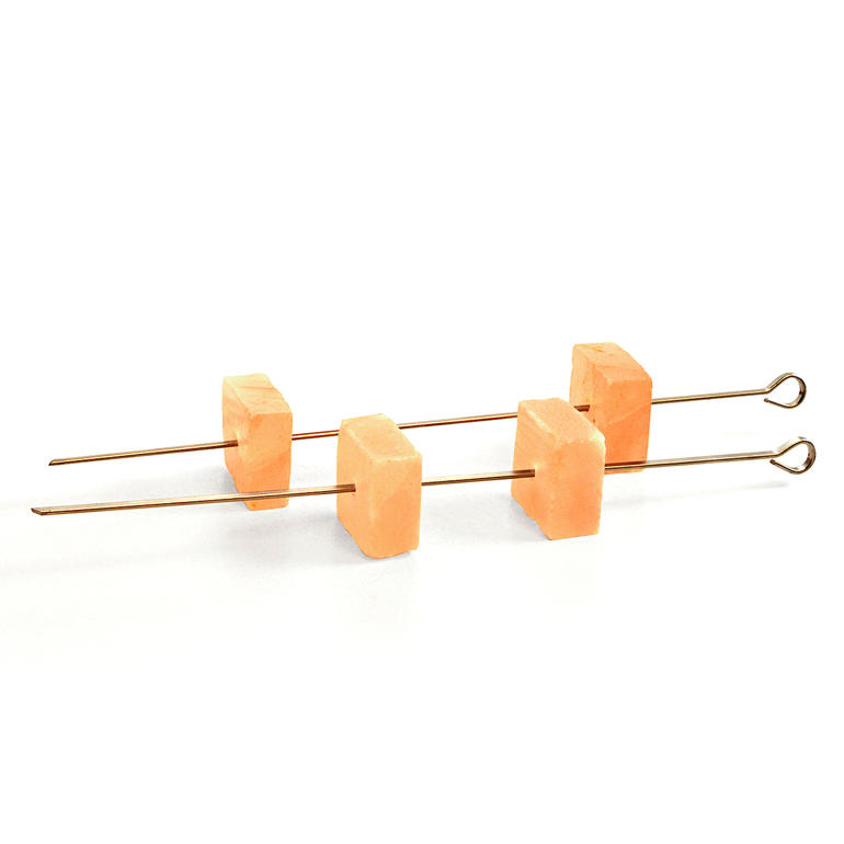 Zoutsteen-barbecuespiesjes Twee grillspiezen met zoutstenen en metalen spieën