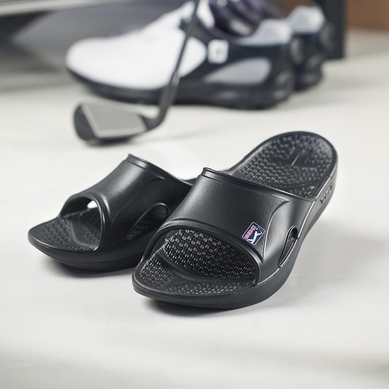 Telic regeneratief sandalen naast sportschoenen
