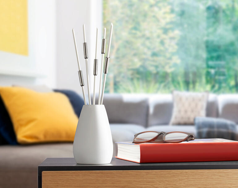 Geurverdrijvers in een moderne kamer op een tafel.