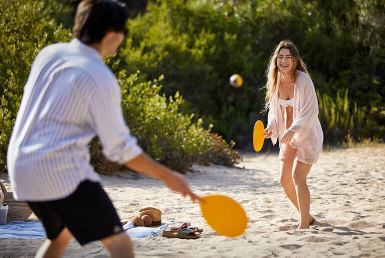 Stel op het strand, speelt handgemaakt beachball spel