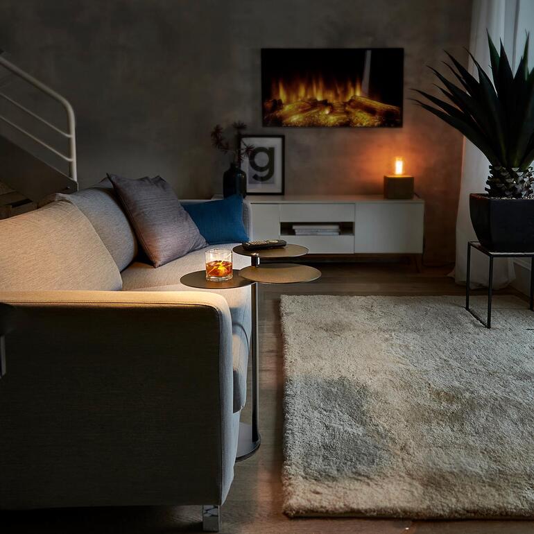 Bijzettafel MALO in de woonkamer met gezellige verlichting en planten