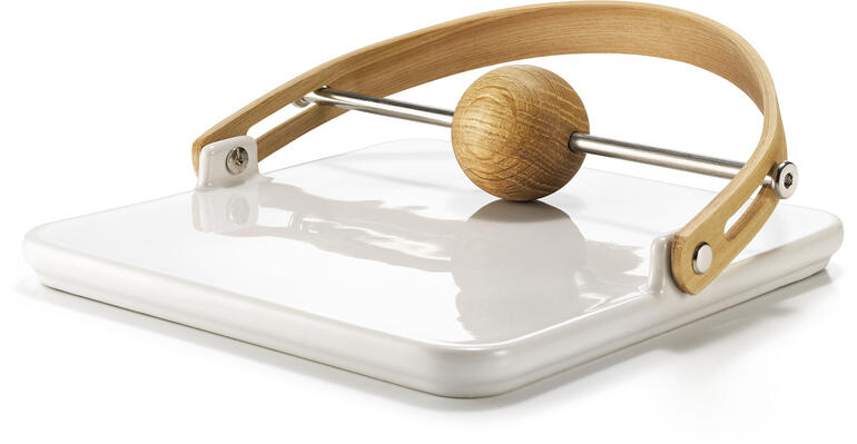 De design-servethouder is gemaakt van eikenhout en keramiek – een stijlvolle blikvanger op elke tafel. Design servettenhouder in crème kleur met een elegante, minimalistische vorm.