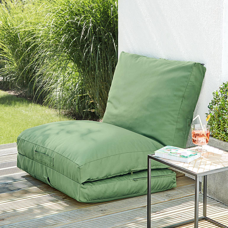 4-in-1 logeermatras als zitplek in de tuin.