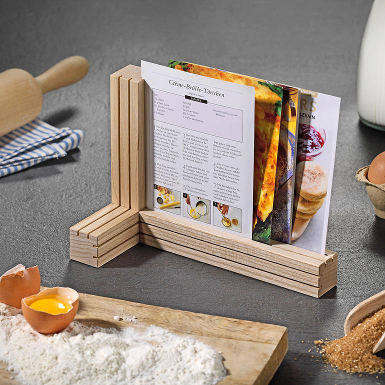 Vario-foto-/kaartenhouder Vario-foto-/kaartenhouder van hout met recept en keukengerei.