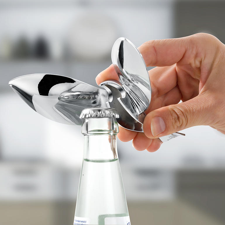 Design-flesopener Tipsy Hand die de kroonkurkenopener Tipsy gebruikt om een fles te openen