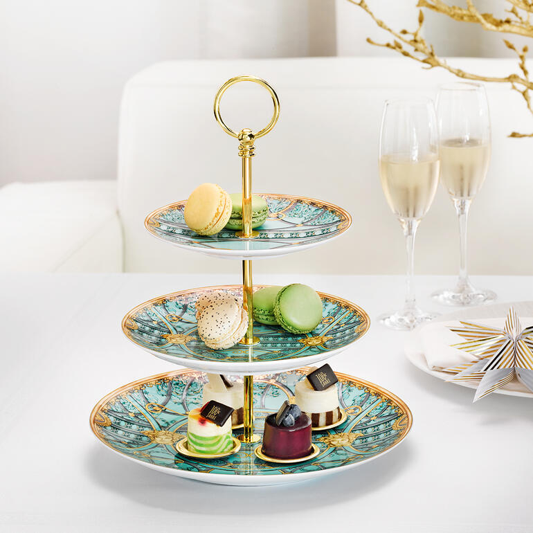 Versace etagère 'La Scala del Palazzo' met kleurrijke macarons en desserts.