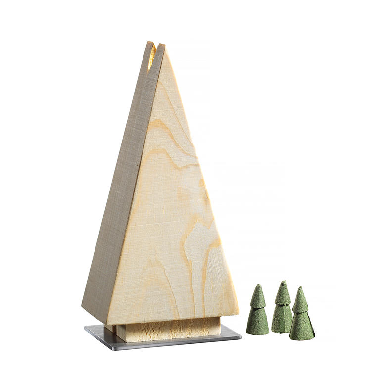 Wierookbrander ‘dennenboom’ Rookden van hout, met kleine groene boompjes ernaast.