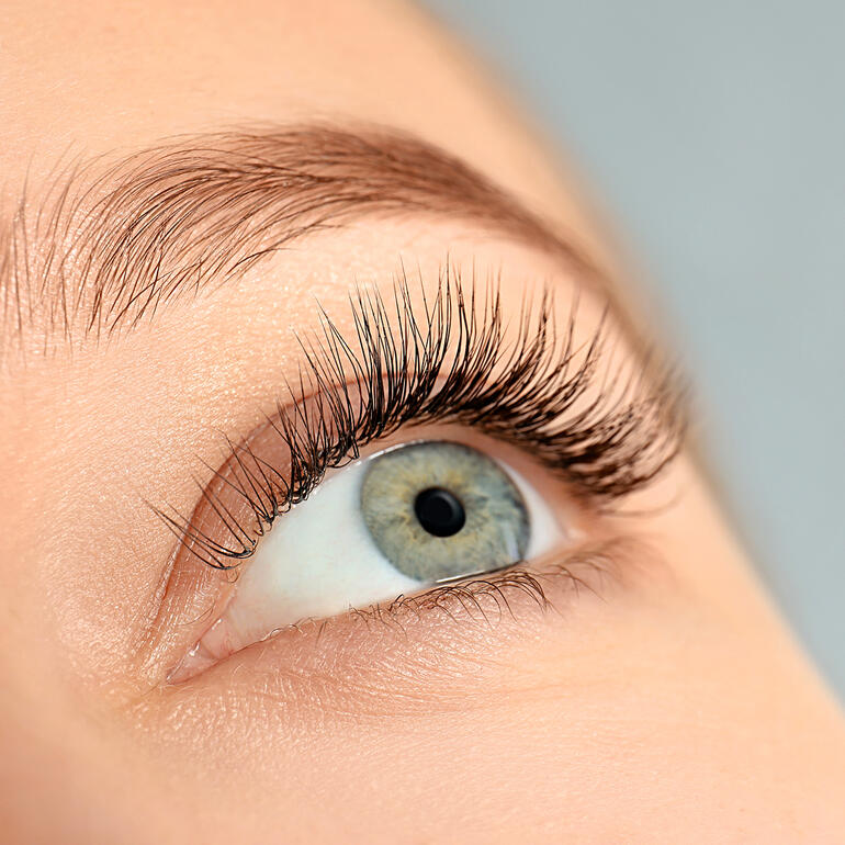 CILAMOUR RAPIDE wimperserum Close-up van een oog met lange wimpers die verzorgd lijken door wimperserum.