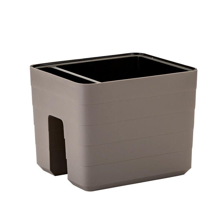 Taupe-kleurige bloempot met waterreservoir voor bevestiging aan een railing.