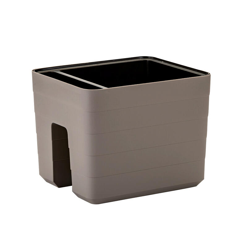 Taupe-kleurige bloempot met waterreservoir voor bevestiging aan een railing.