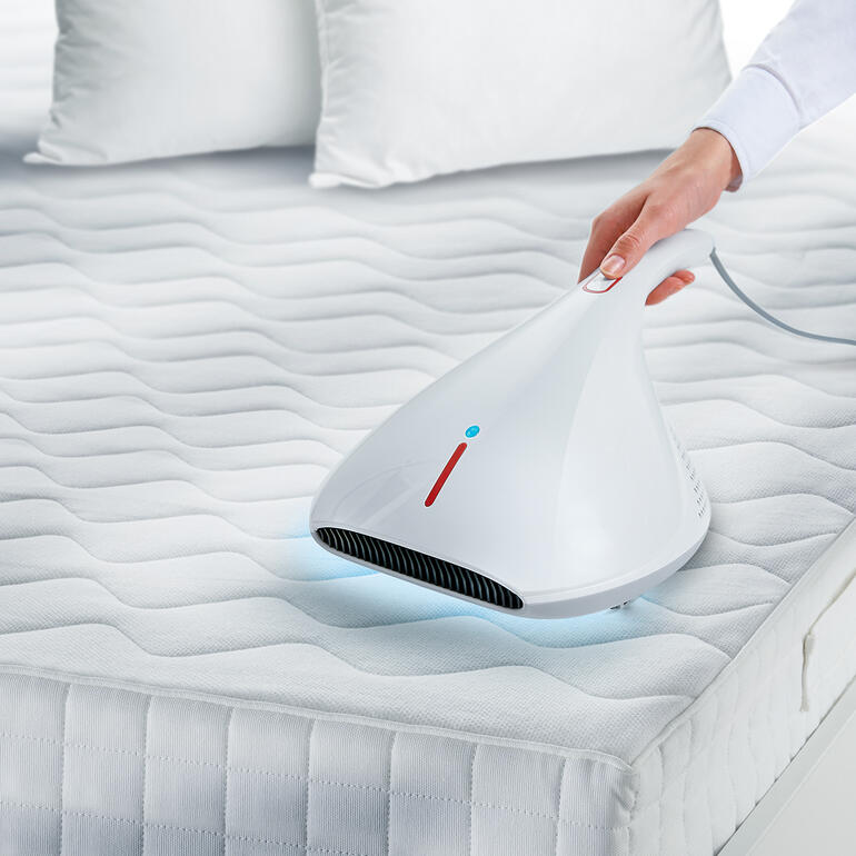 UV-C-hygiëneschroef wordt over een matras gehaald om het oppervlak te desinfecteren.