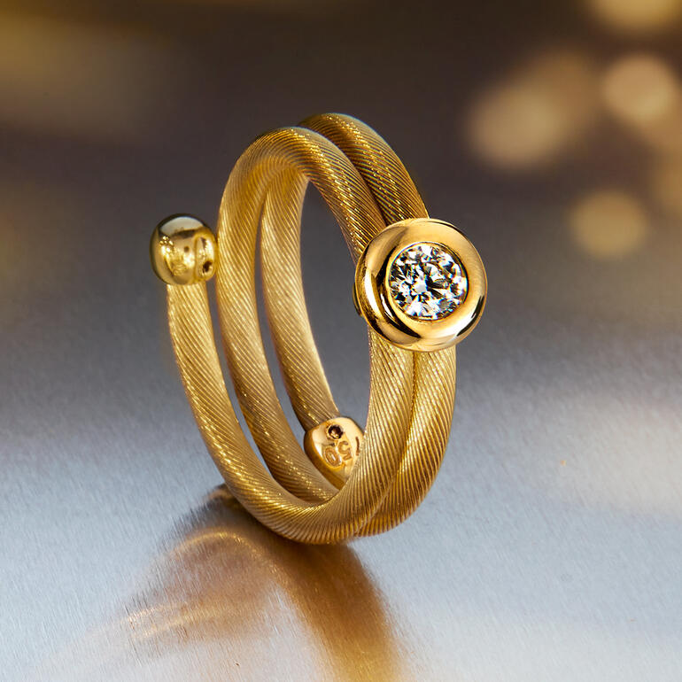Past altijd perfect – ring met briljantje van hetzelfde materiaal. Gouden ring met diamanten ontwerp