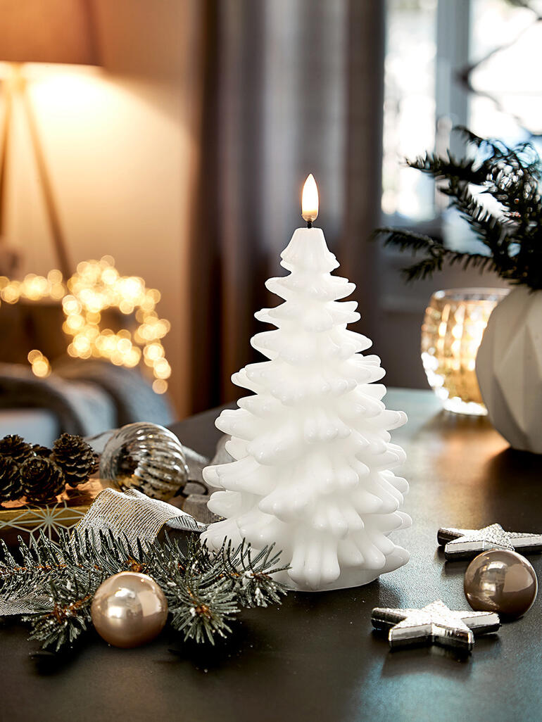 LED-kaars in de vorm van een kerstboom, versierd met kerstversieringen.