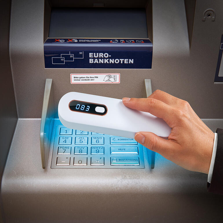 UV-C-straalsterilisator 2-in-1 wordt gebruikt bij een geldautomaat.