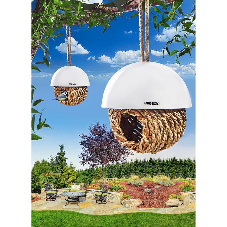 Vogelnest Vogelnest in een bloeiende tuin met prachtig uitzicht.