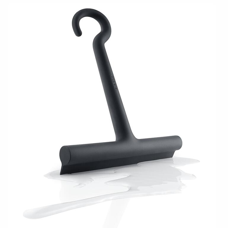 Design-silicon douchewisser op een witte ondergrond met waterdruppels.