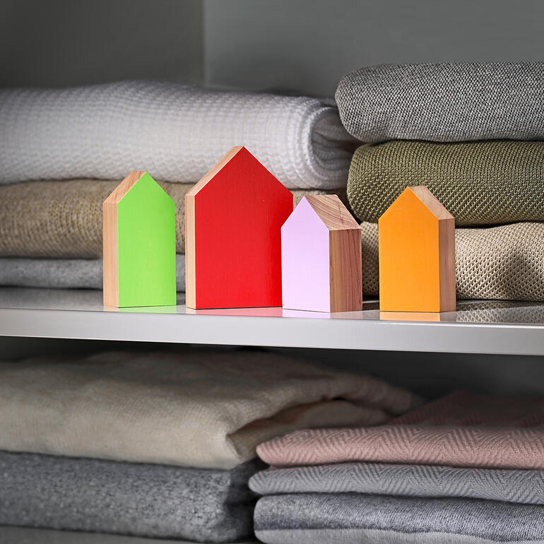 Kleurige washuizen in verschillende vormen staan op een plank.