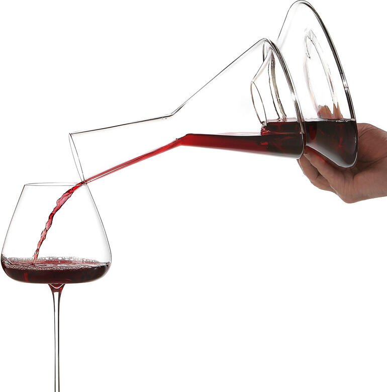 Bij het uitschenken komt er veel lucht bij de wijn – smaak en aroma kunnen zich volledig ontplooien. Rode wijn wordt uit de Doppio dubbele decanter in een glas geschonken.