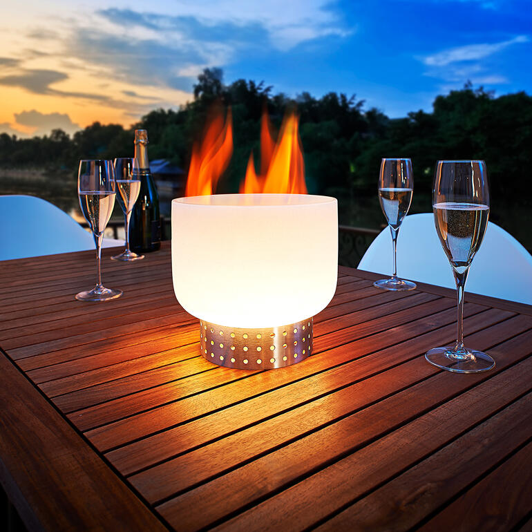 Glazen tafelhaard op een houten tafel met champagneglazen