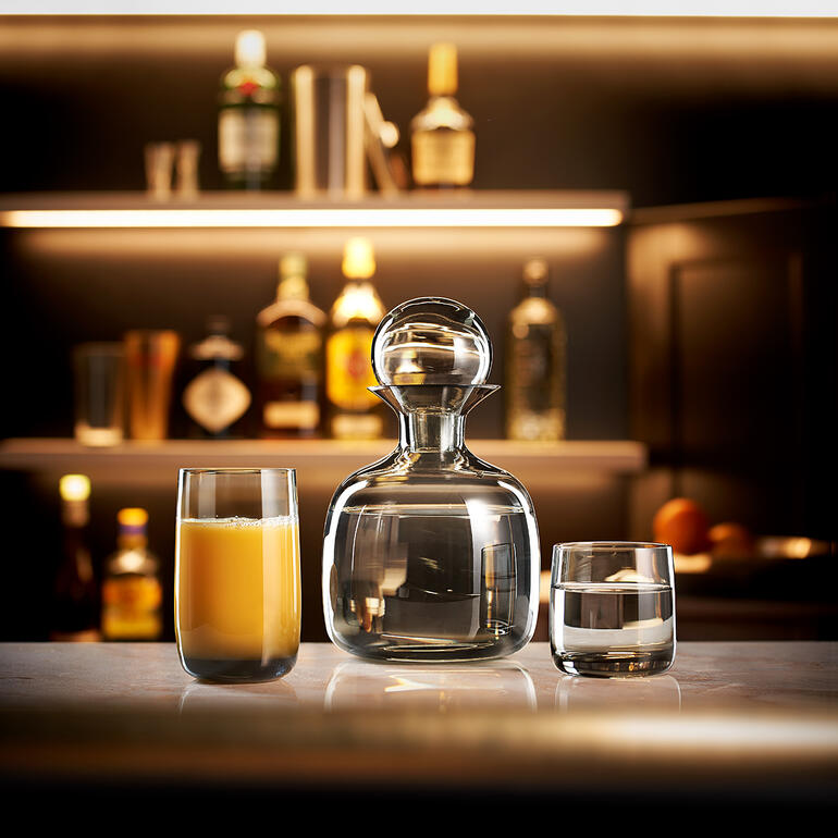 Karaf en glazen van de ASA Design-collectie op een bar.