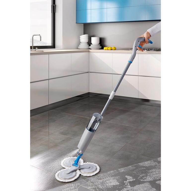 360° spray mop wordt op een vloer gebruikt.