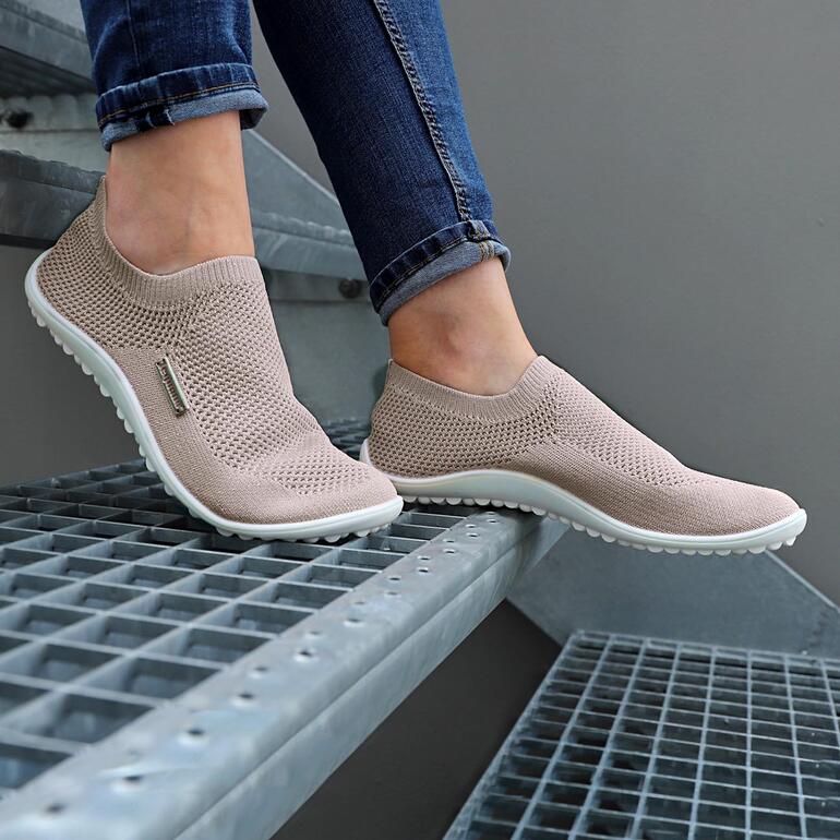 roze Beige Barfuß-leguano® Slipper aan een voet op een trap.