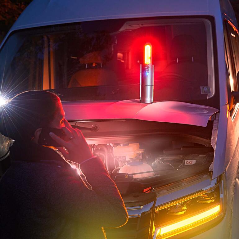 XS-kruimeldief Compacte auto stofzuiger op de motorkap van een voertuig, wordt gebruikt.