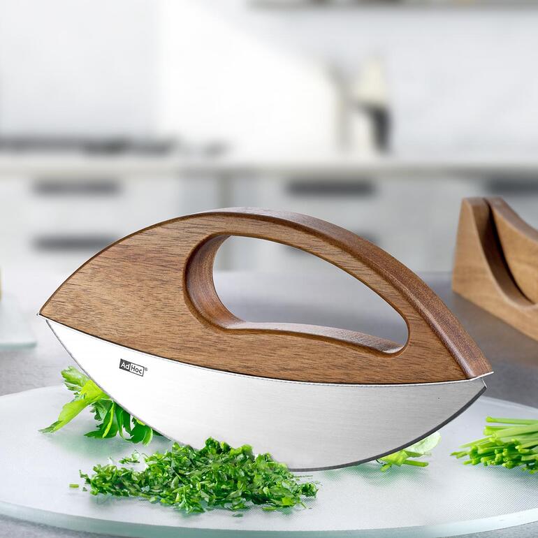 Eenhand-wiegemesser Wave met houten handvat, op een snijplank.