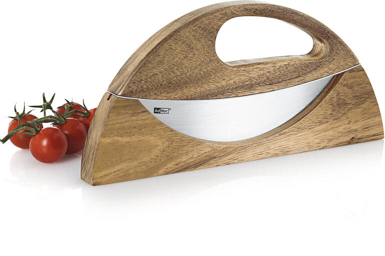 Eenhand-wiegemesser Wave met tomaten ernaast, op een witte achtergrond.