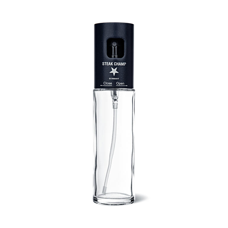 Olieverstuiver met filter Olie-spuitfles met filter in een heldere fles, op een witte achtergrond.