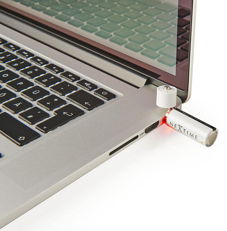 USB-oplaadbare batterij in een laptop gestoken, met rood licht.