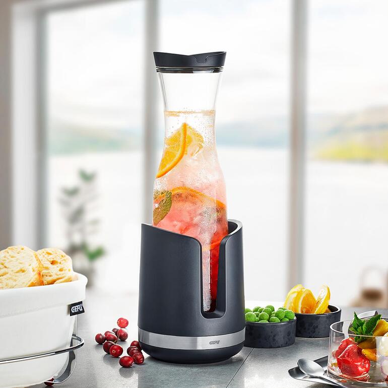 Wijnkoeler SMARTLINE met een doorzichtige karaf en vers fruit.