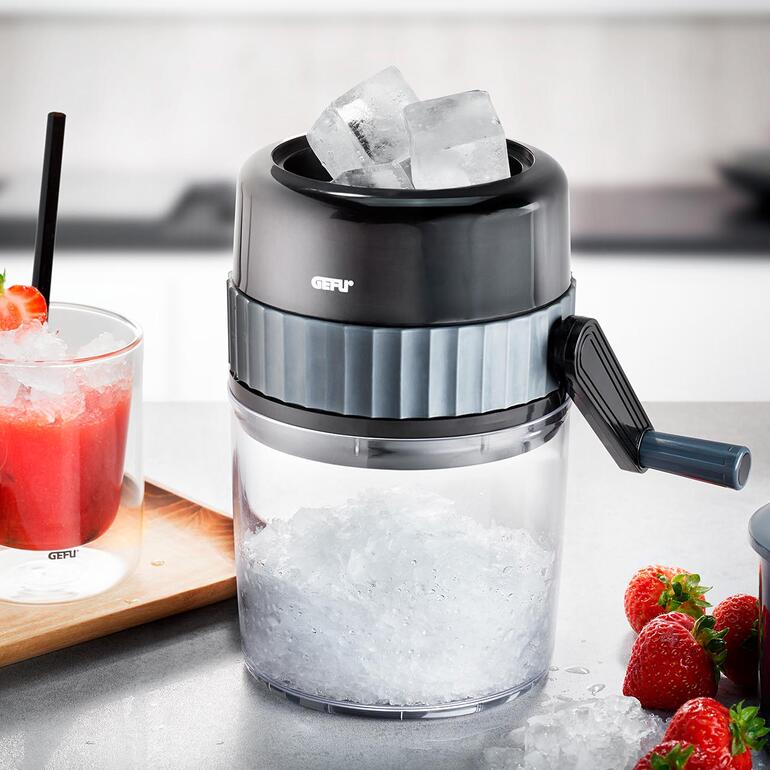 Kruik-id gedachte met ijsblokjes en gecrushed ijs.