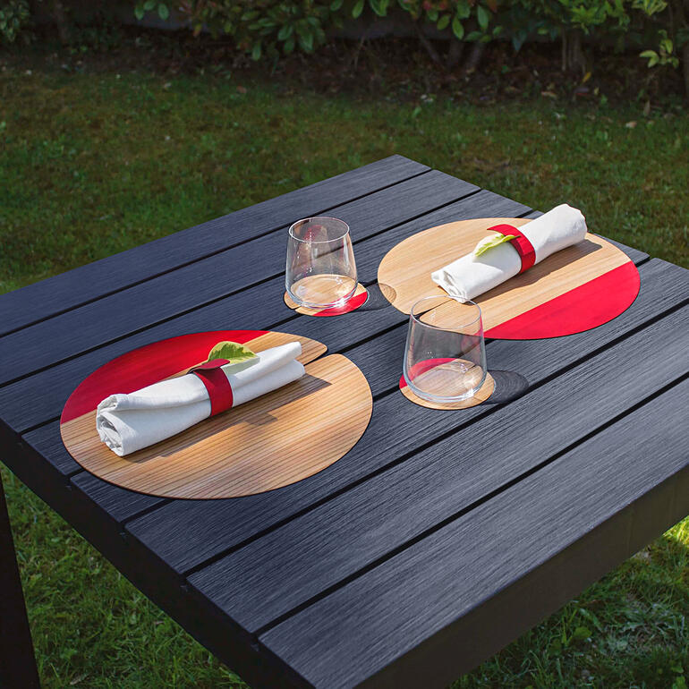Tafelset of coasters met een natuurlijke uitstraling met servetten en glazen op een tafel.