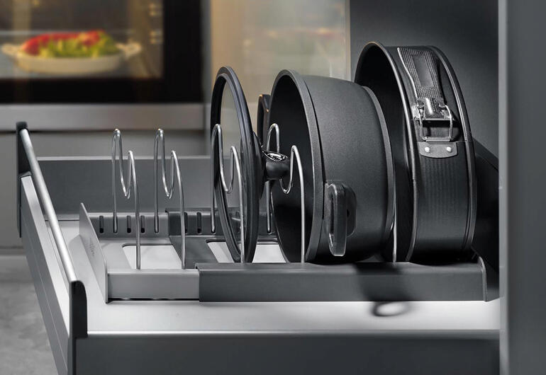 Kookgerei-organizer in een lade met pannen.