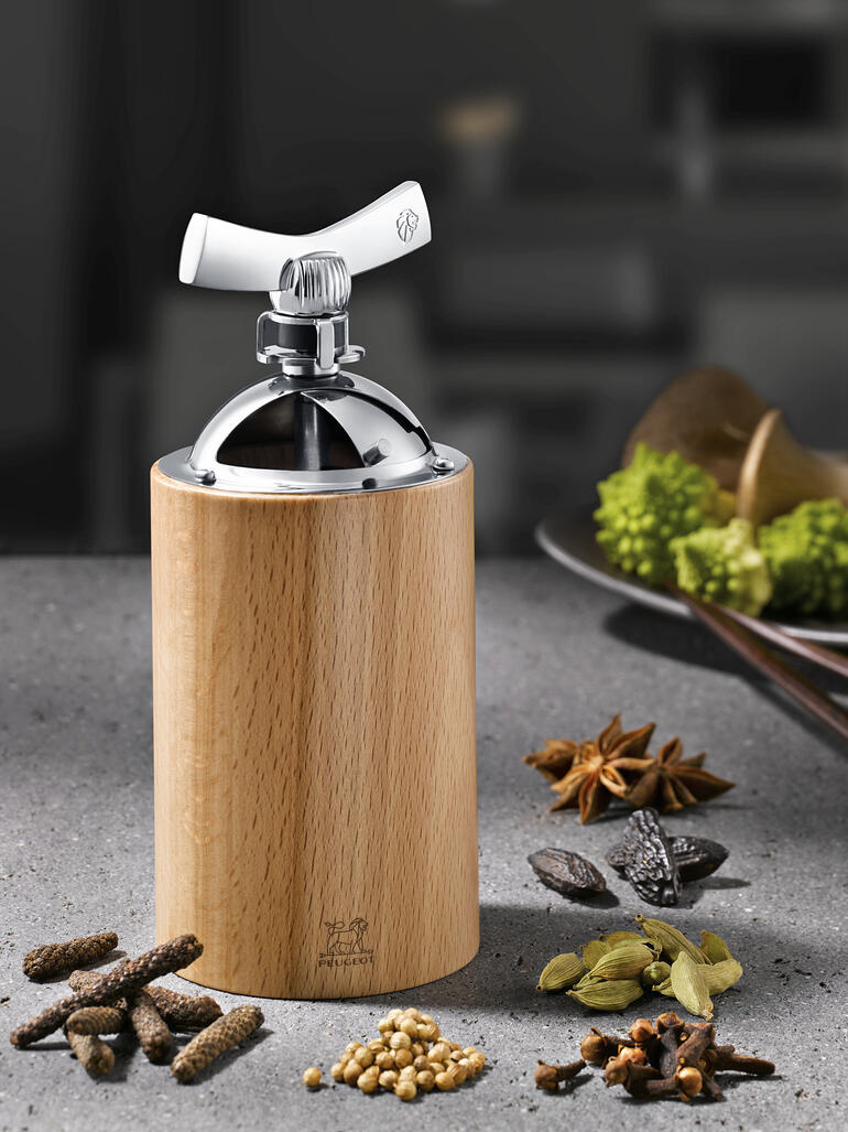 Peugeot lange peper- en specerijenmolen van hout.
