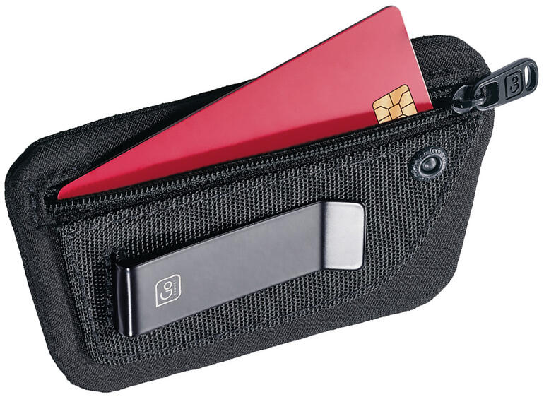 Mini-portemonnee Clippouch met een rode creditcard